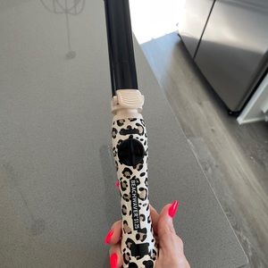 Beachwaver rotating curling iron, 1.25”